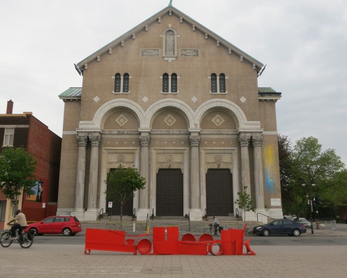 En face de Notre Dame de La Guadeloupe Le train mystérieux